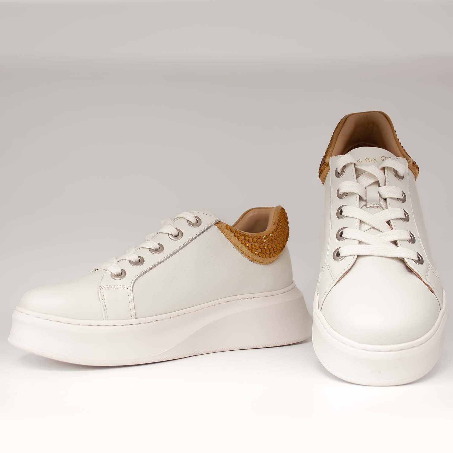 Hiszpańskie sneakersy Alma En Pena – białe, skórzane, z cyrkoniami - widok z przodu.