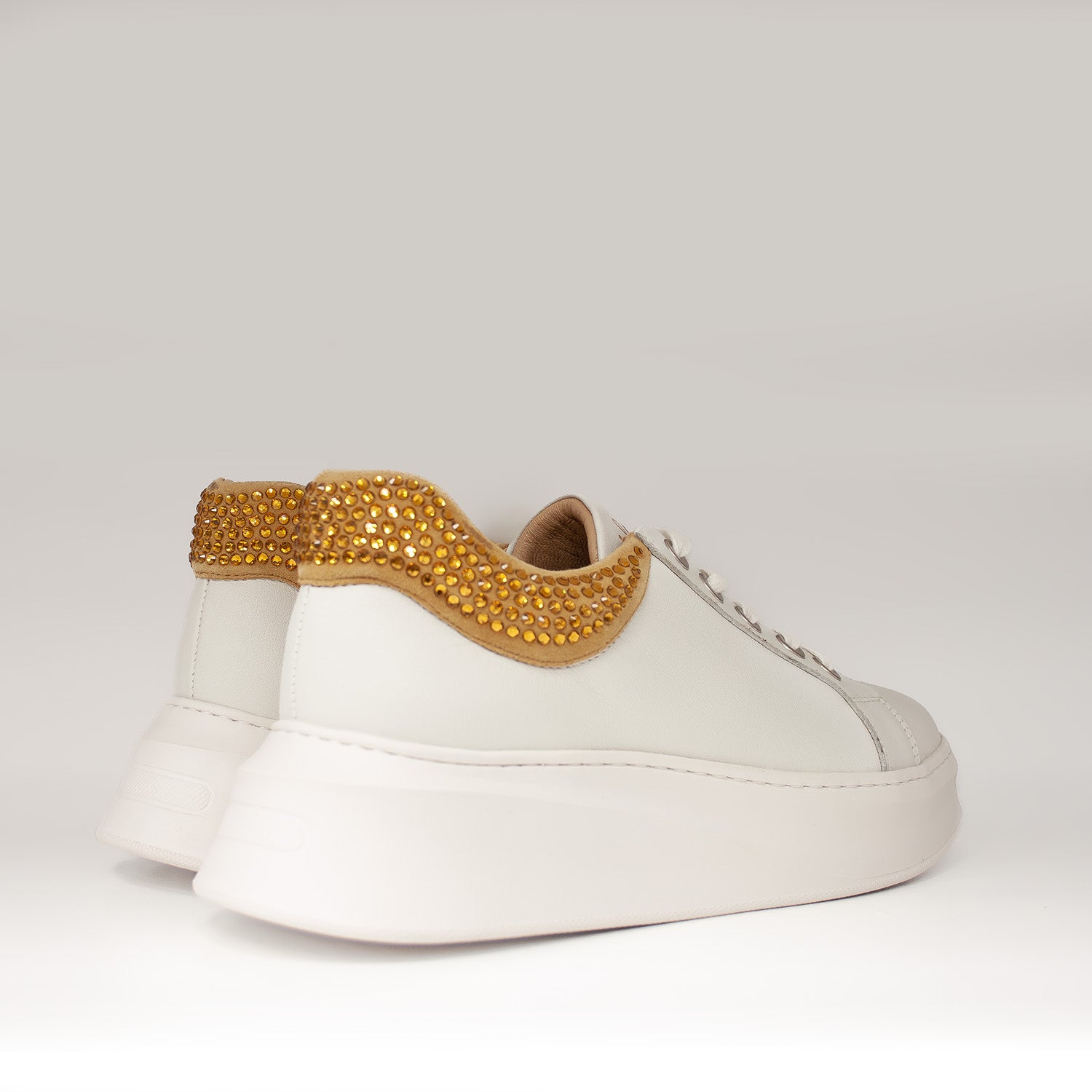 Hiszpańskie sneakersy Alma En Pena – białe, skórzane, z cyrkoniami - widok z tyłu.