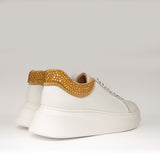 Hiszpańskie sneakersy Alma En Pena – białe, skórzane, z cyrkoniami - widok z tyłu.