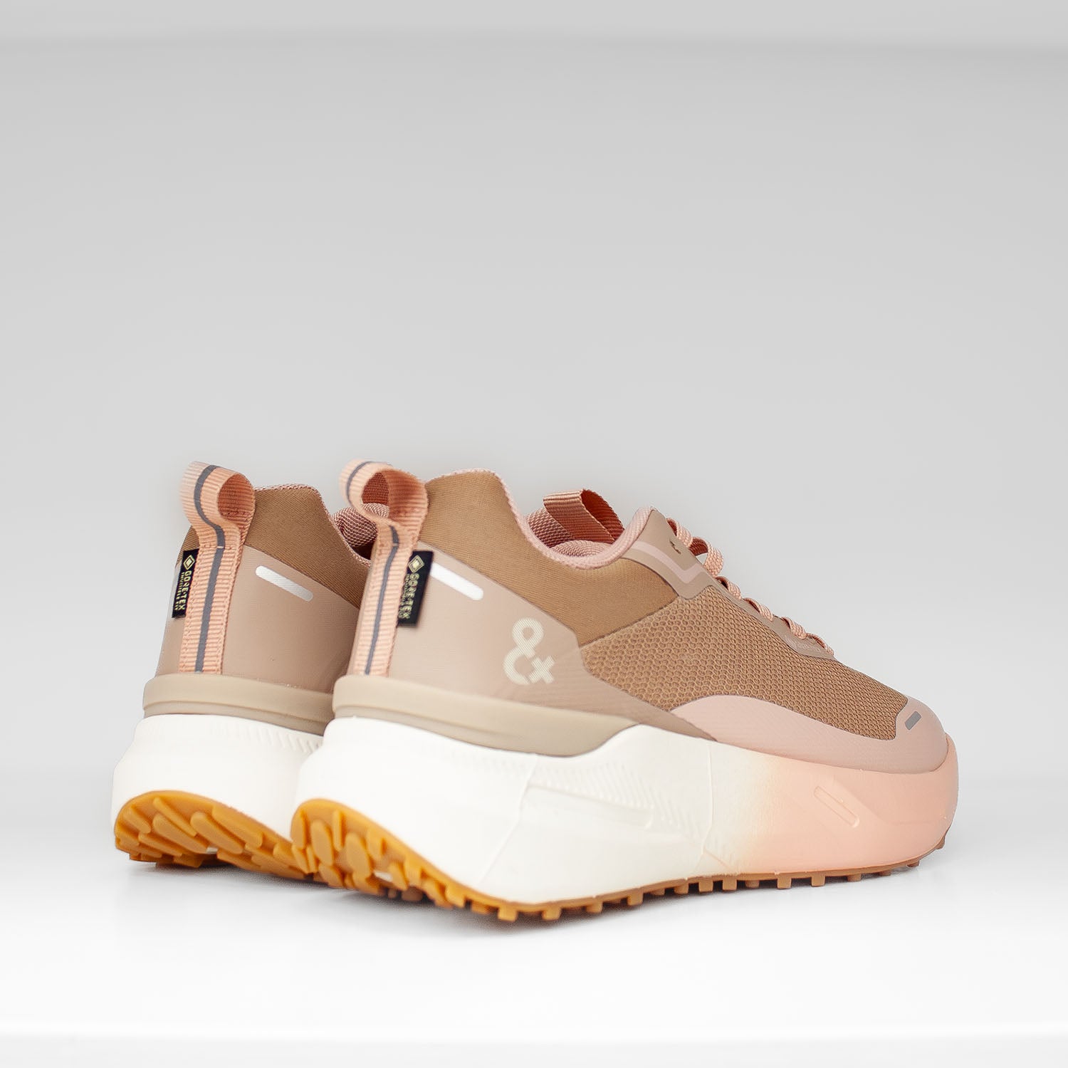 Ultrallekki i stylowe sneakersy na platformie włoskiej marki EXTR4 – beżowe, sportowe, GORE-TEX - widok z tyłu.