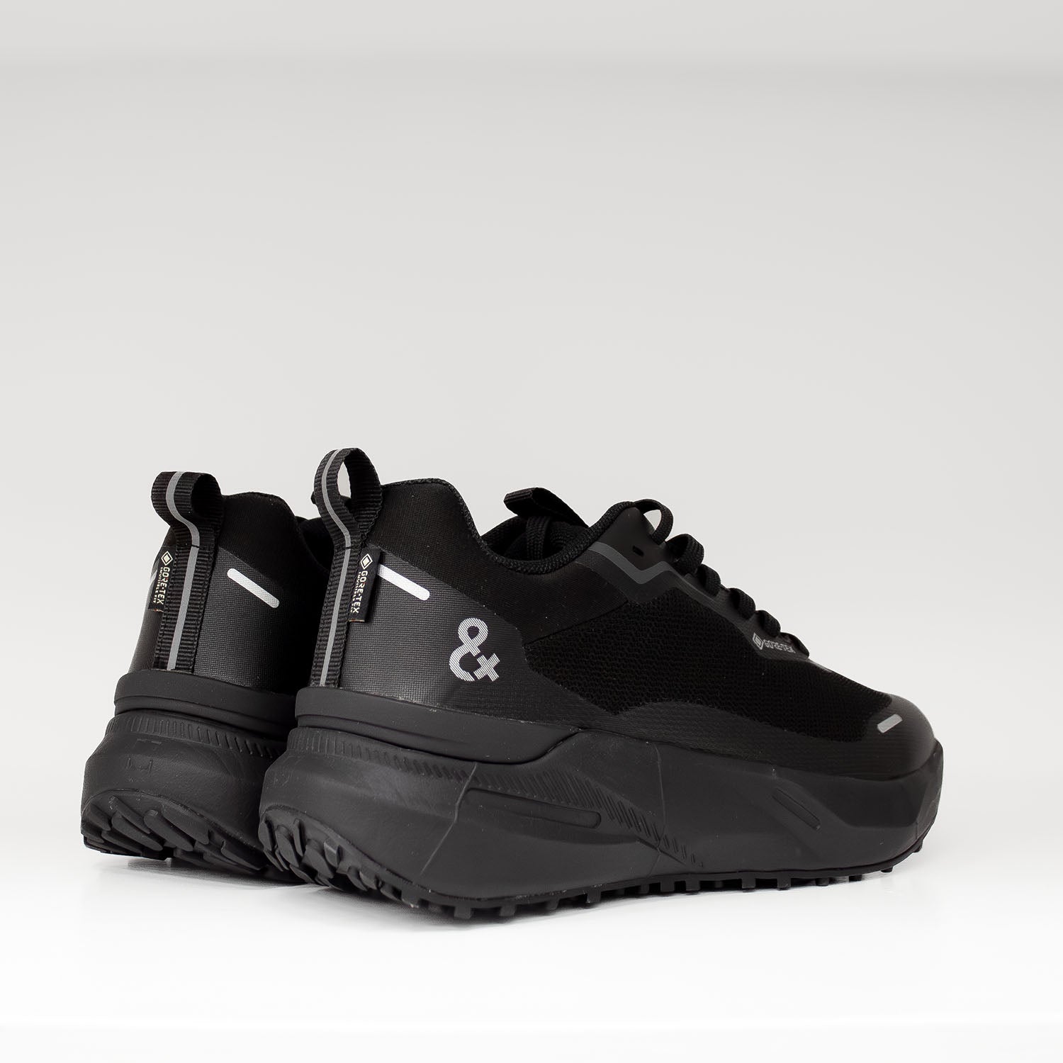 Sneakersy EXTR4 – czarne, sportowe, GORE-TEX - widok z tyłu.