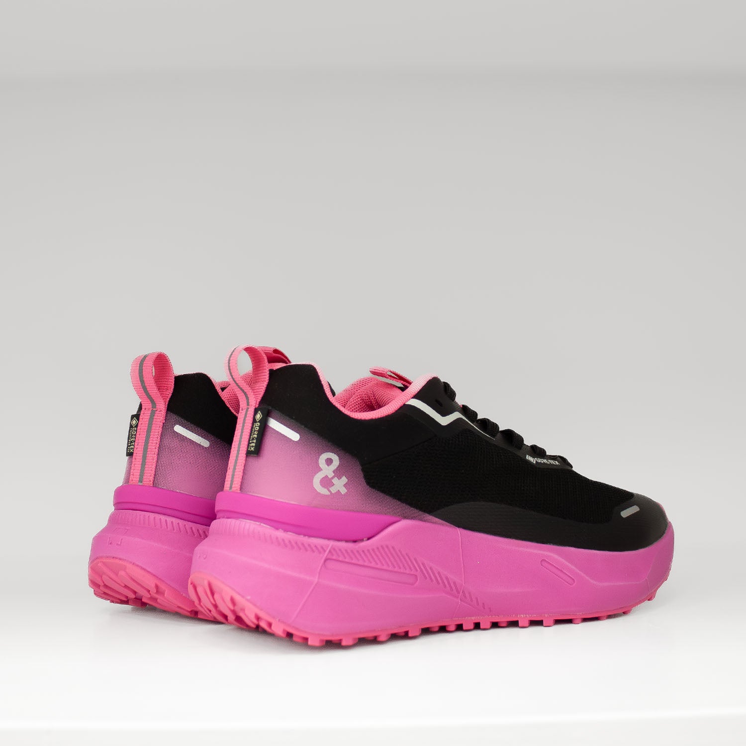 Sneakersy EXTR4 – różowe, sportowe, GORE-TEX - widok z tyłu.