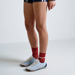 Sneakersy Gamin – niebieskie, zamszowe, sportowe - widok z modelką w szortach