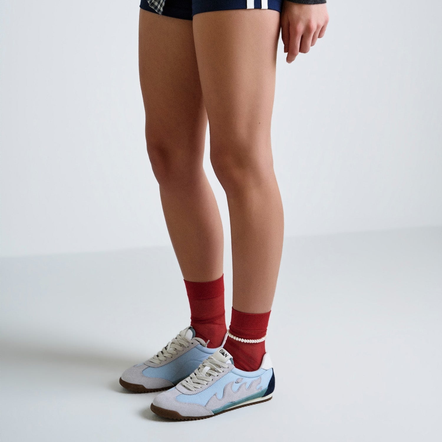 Sneakersy Gamin – niebieskie, zamszowe, sportowe - widok z modelką w szortach