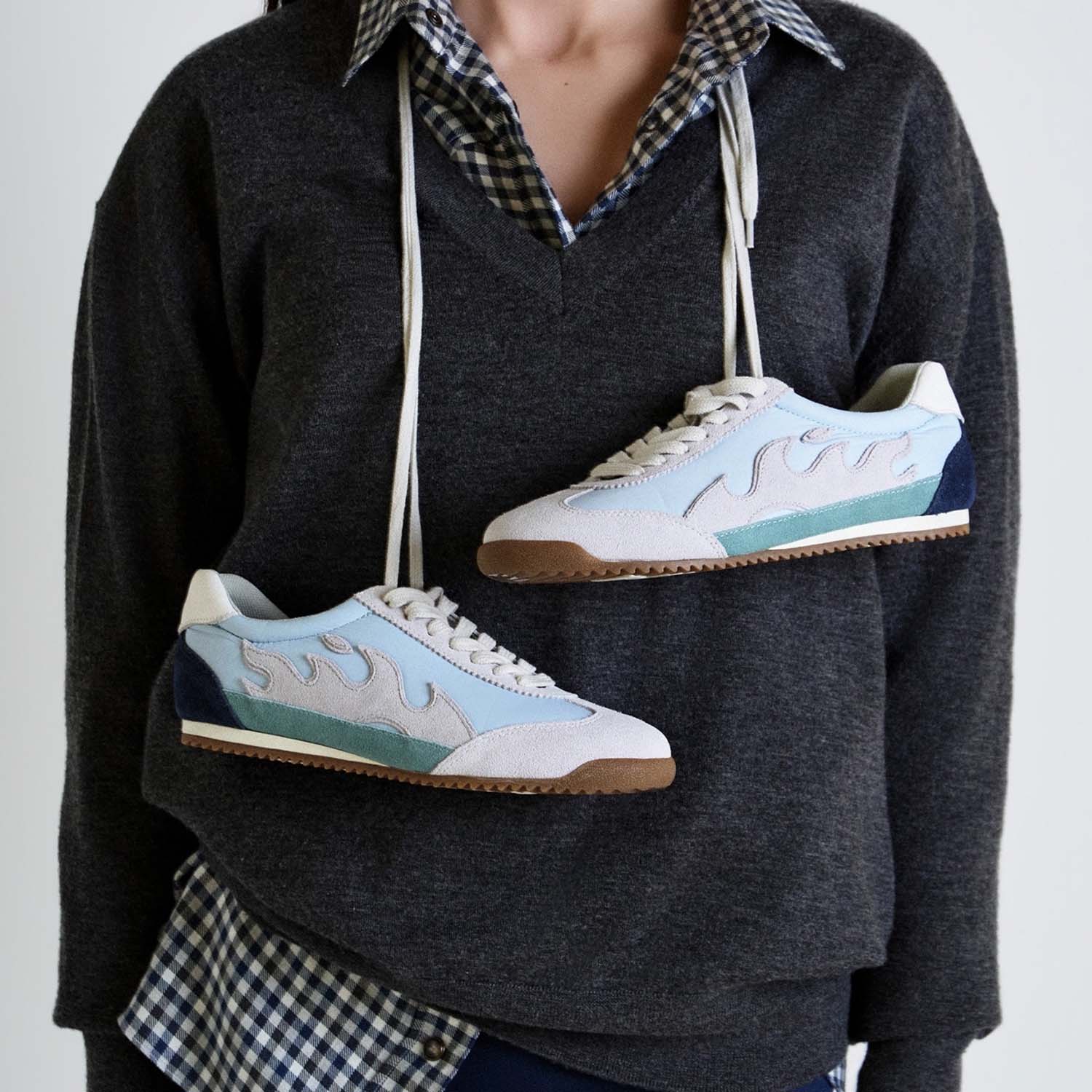 Sneakersy Gamin – niebieskie, zamszowe, sportowe - widok z modelką
