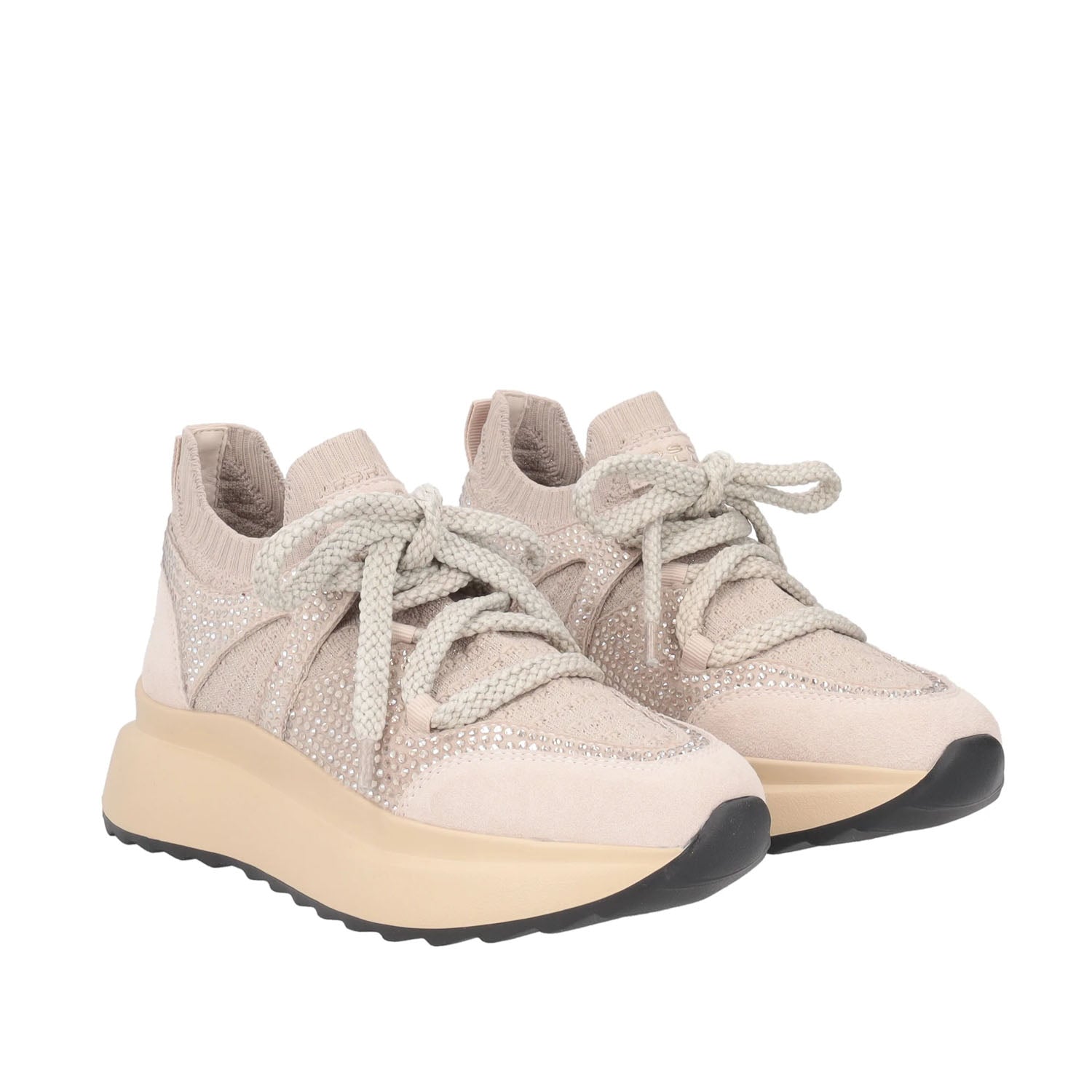 Włoskie sneakersy Tosca Blu – beżowe, zamszowe, z kryształkami na cholewce, widok pod kątem.