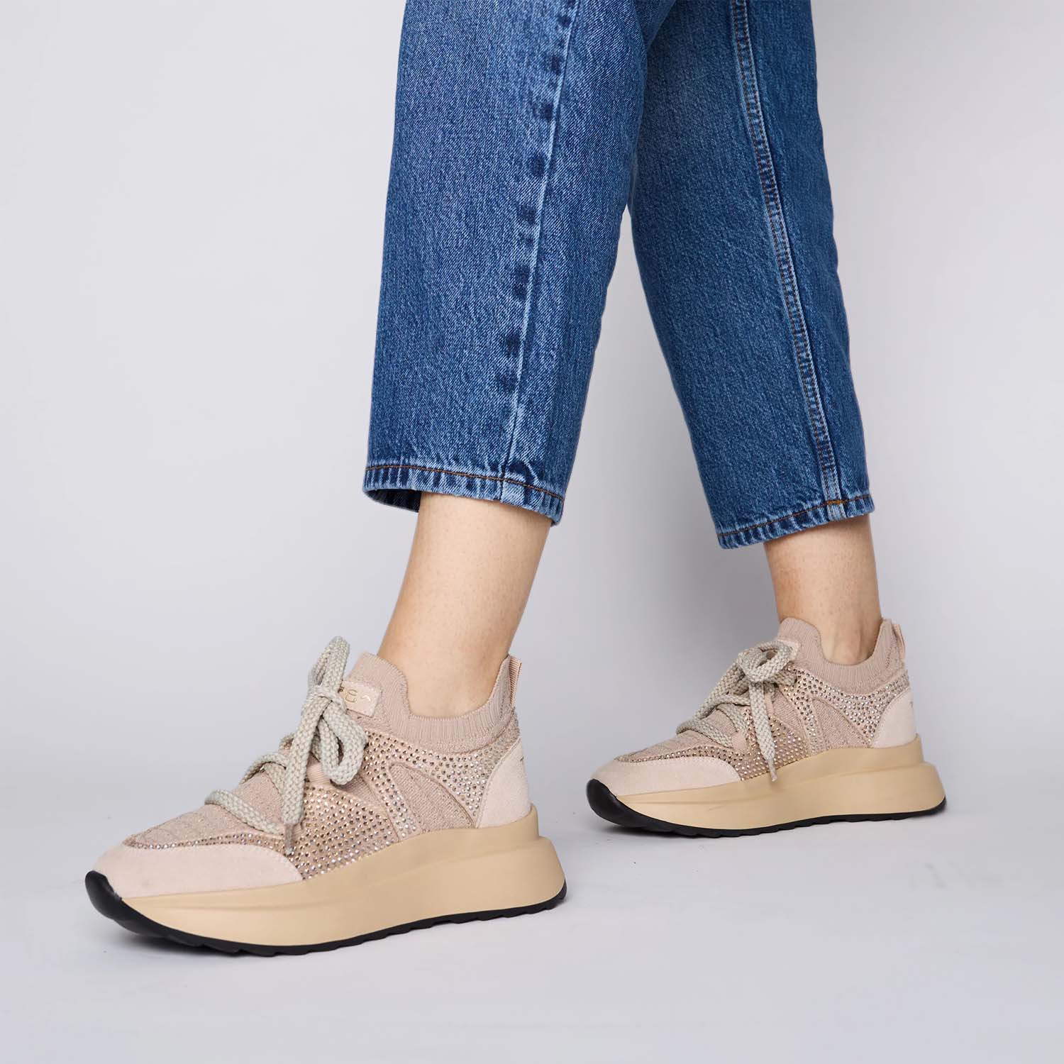 Włoskie sneakersy Tosca Blu – beżowe, zamszowe, z kryształkami na cholewce, widok z modelką.