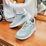 Skórzane sneakersy Wonders w kolorze morskim, wyeksponowany na drugim bucie, prezentujący profil i cholewkę z detalem w srebrze.