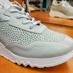 Zbliżenie na cholewkę z naturalnej skóry licowej o ażurowym wzorze skórzanych sneakersów WONDERS, z widocznymi przeszyciami i detalami sznurowania
