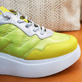 Sneakersy Wonders – limonkowe, skórzane, na platformie – zbliżenie na bok buta, widoczna faktura skóry i metaliczne sznurówki