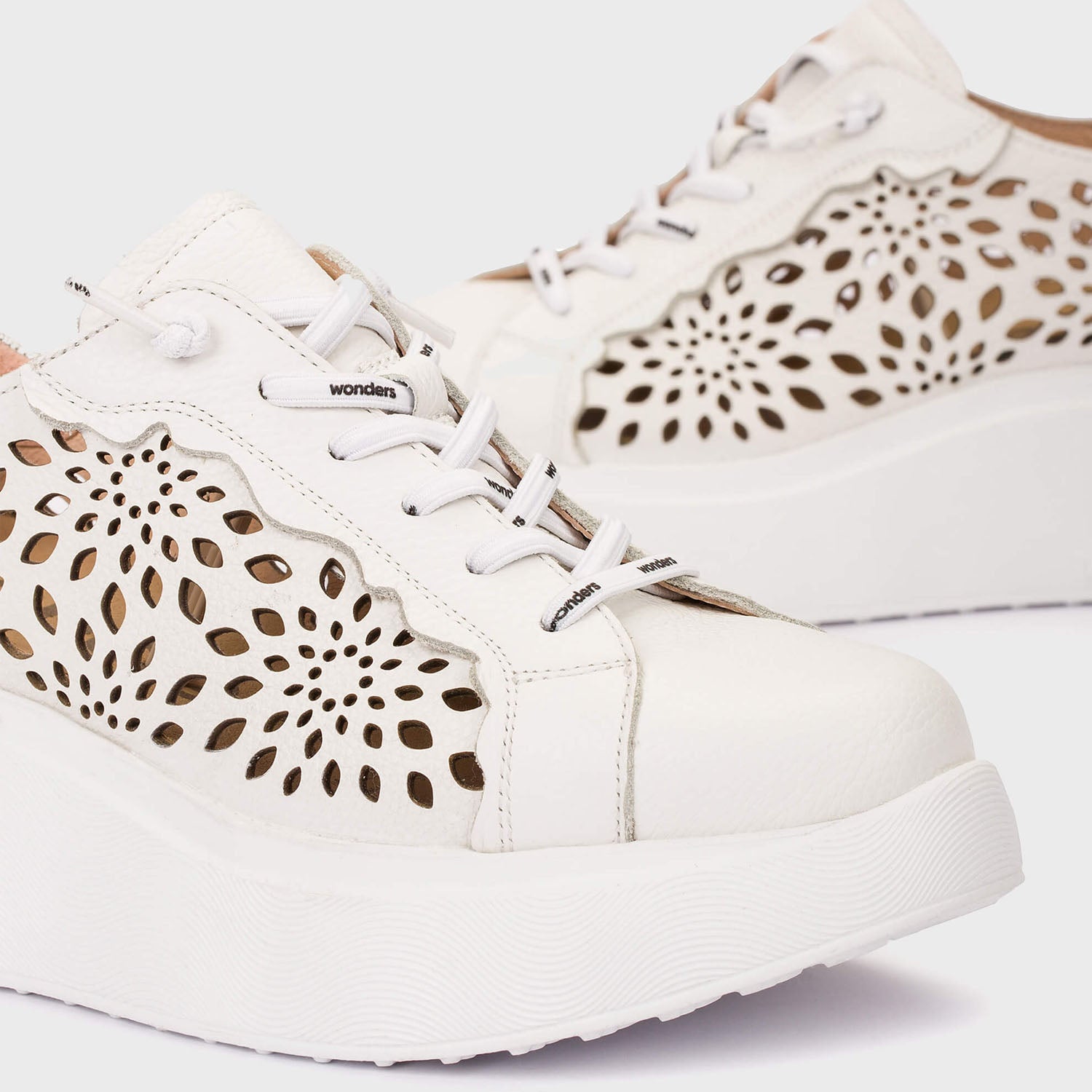 Białe sneakersy Wonders ROMA z naturalnej skóry licowej z ażurowym wzorem - zbliżenie.