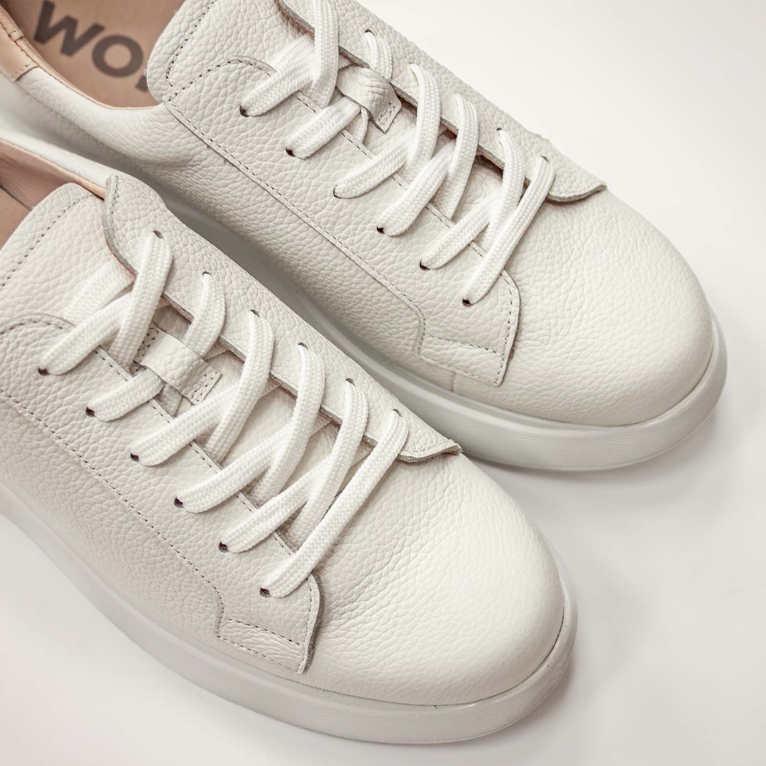 Widok z góry na sneakersy Wonders – białe, z okrągłymi noskami i klasycznym sznurowaniem.