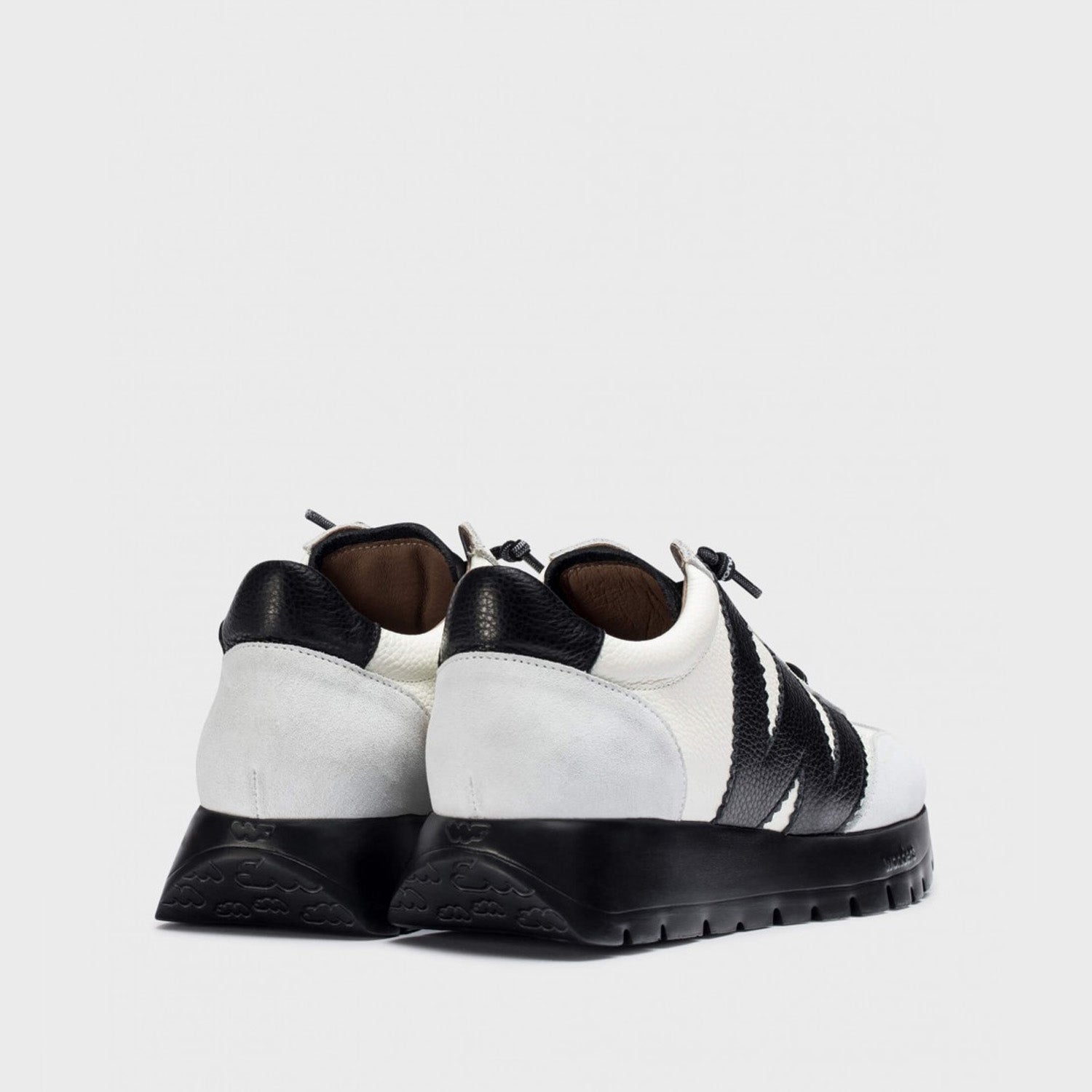 Hiszpańskie sneakersy Wonders – biało-czarne, skórzane, eleganckie z nowe jkolekcji 2025/2026 jesień/zima ze skóry naturalnej licowej i zamszowej, widok z tyłu.