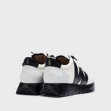 Hiszpańskie sneakersy Wonders – biało-czarne, skórzane, eleganckie z nowe jkolekcji 2025/2026 jesień/zima ze skóry naturalnej licowej i zamszowej, widok z tyłu.