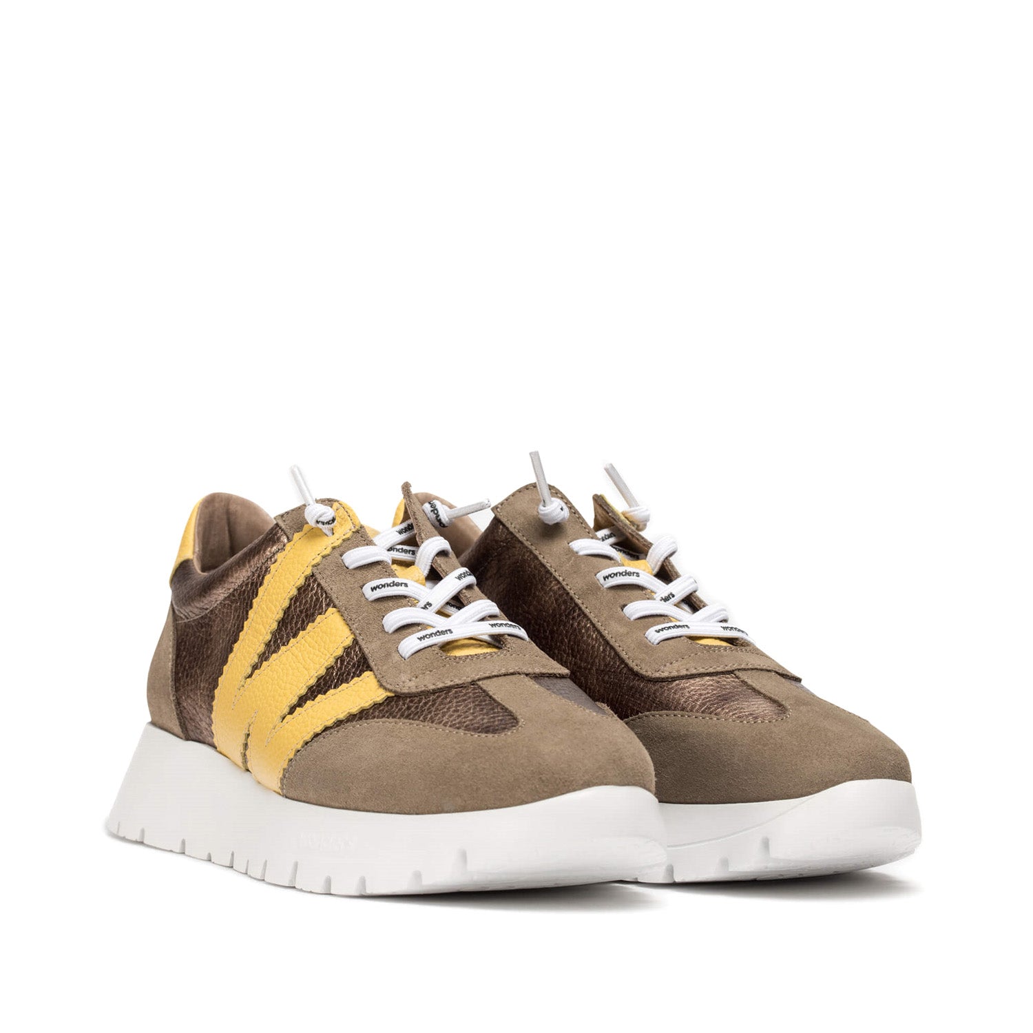 Nowa kolekcja Wonders, sneakersy Wonders – brązowe, skórzane, hiszpańskie, widok pod kątem.