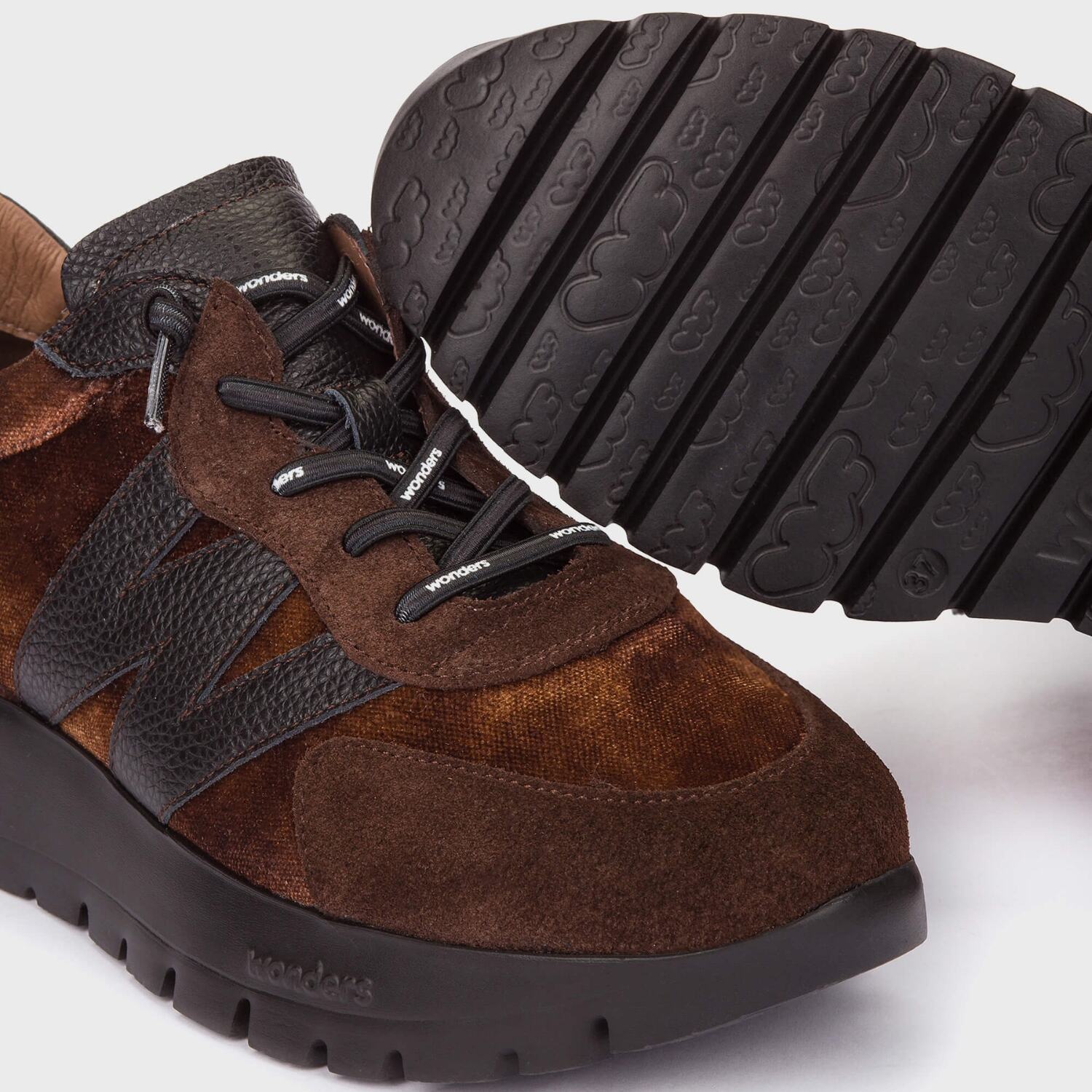 Sneakersy Wonders – brązowe, skórzane, welurowe - zbliżenie.