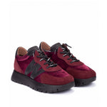 Sneakersy Wonders – burgundowe, welurowe, skórzane - widok pod kątem