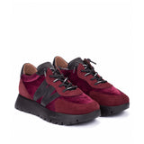Sneakersy Wonders – burgundowe, welurowe, skórzane - widok pod kątem