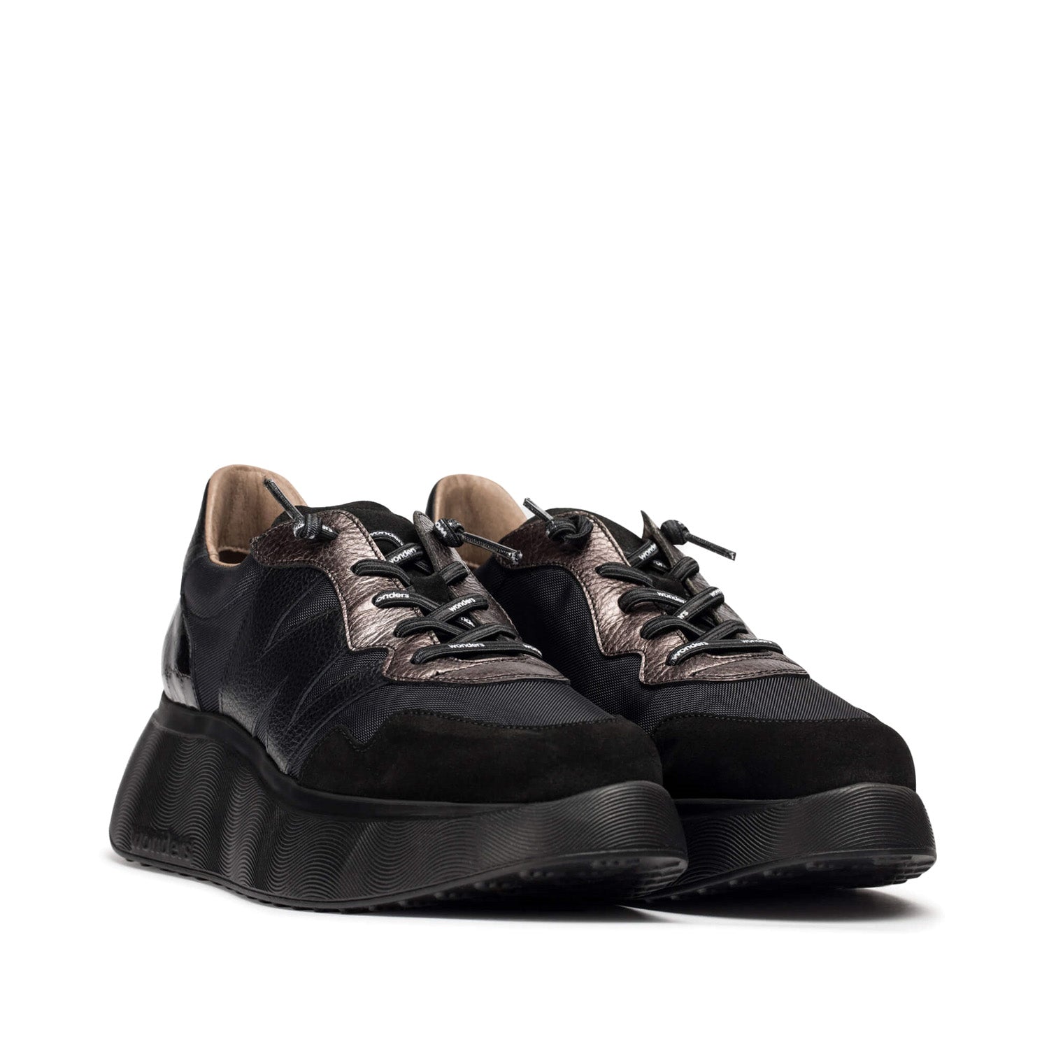 Sneakersy Wonders z jesiennej kolekcji hiszpańskiej marki – czarne, hiszpańskie, eleganckie, widok pod kątem.