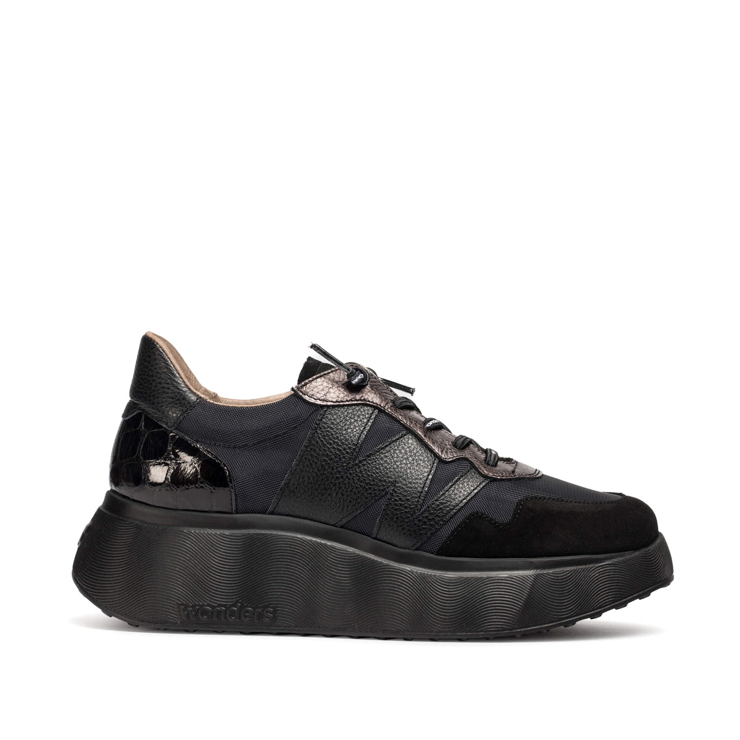 Sneakersy Wonders z jesiennej kolekcji hiszpańskiej marki – czarne, hiszpańskie, eleganckie, widok z boku.