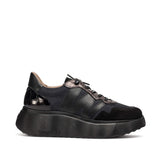 Sneakersy Wonders z jesiennej kolekcji hiszpańskiej marki – czarne, hiszpańskie, eleganckie, widok z boku.