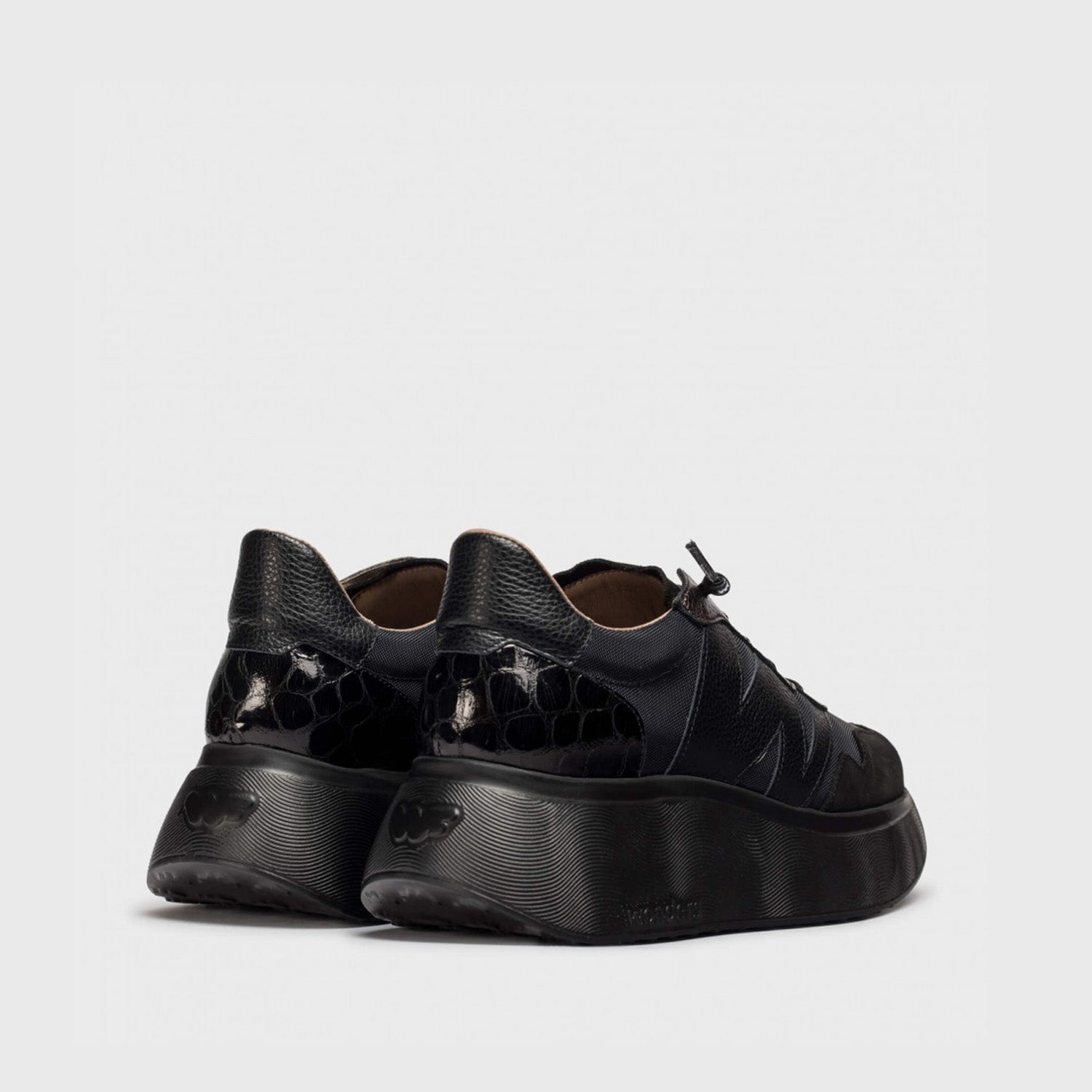 Sneakersy Wonders z jesiennej kolekcji hiszpańskiej marki – czarne, hiszpańskie, eleganckie, widok z tyłu.