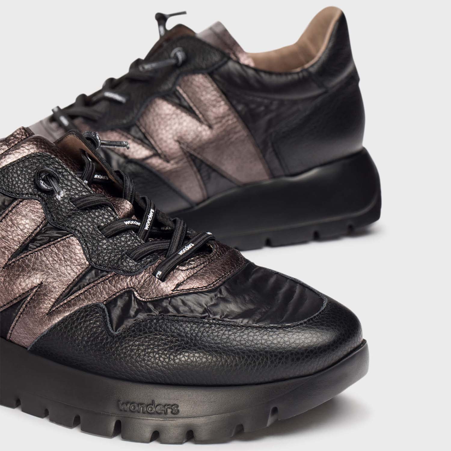 Sneakersy z kolekcji jesiennej 2025/2026 Wonders – czarne, skórzane, sportowe, zbliżenie na fakturę skóry naturalnej i nylonu.