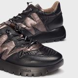 Sneakersy z kolekcji jesiennej 2025/2026 Wonders – czarne, skórzane, sportowe, zbliżenie na fakturę skóry naturalnej i nylonu.