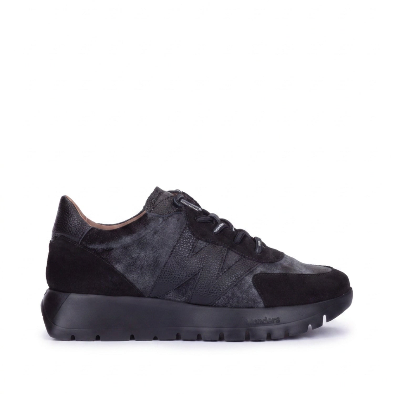 Sneakersy Wonders – czarne, zamszowe, welurowe - widok z boku.