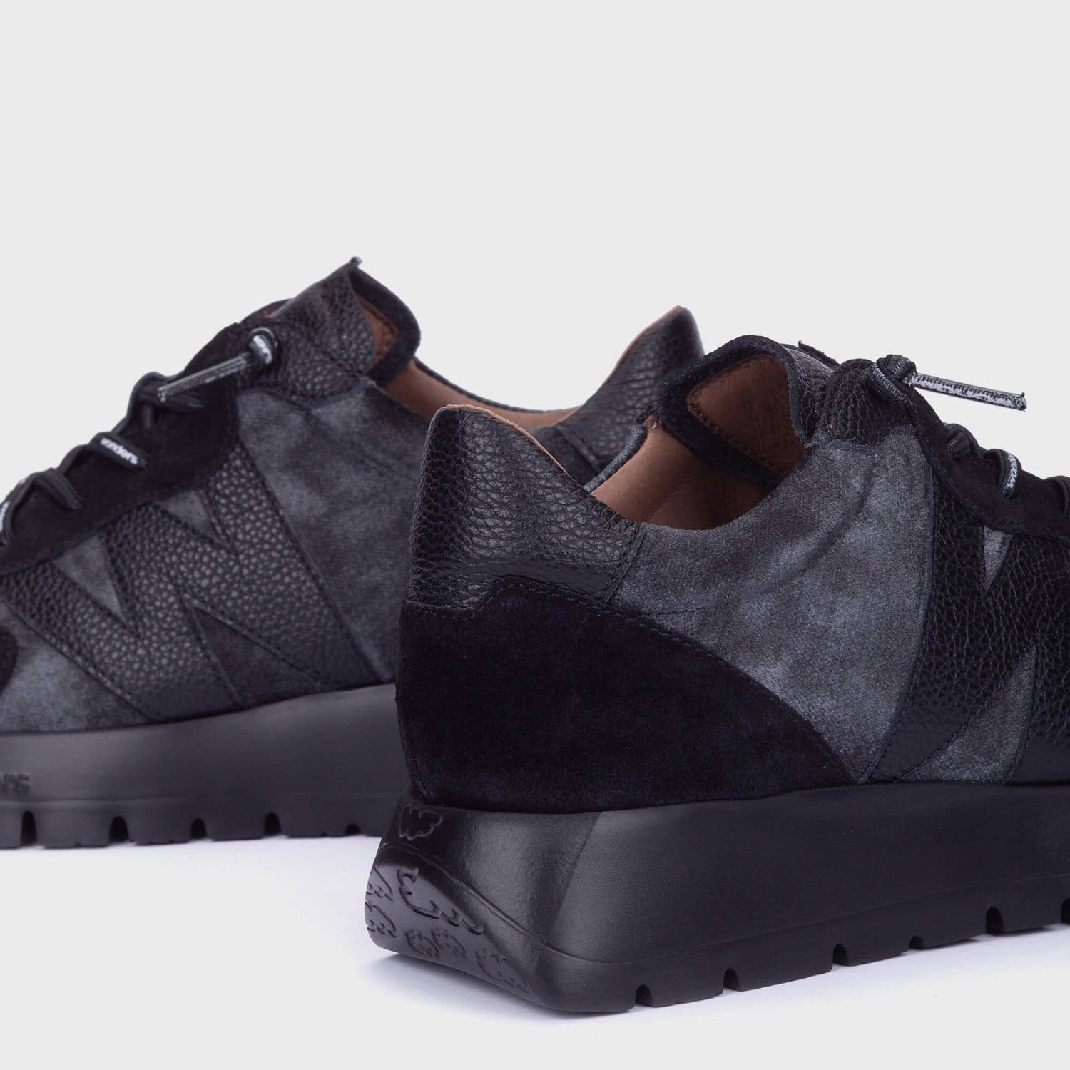 Sneakersy Wonders – czarne, zamszowe, welurowe - zbliżenie.