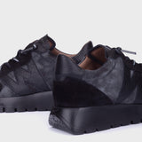 Sneakersy Wonders – czarne, zamszowe, welurowe - zbliżenie.