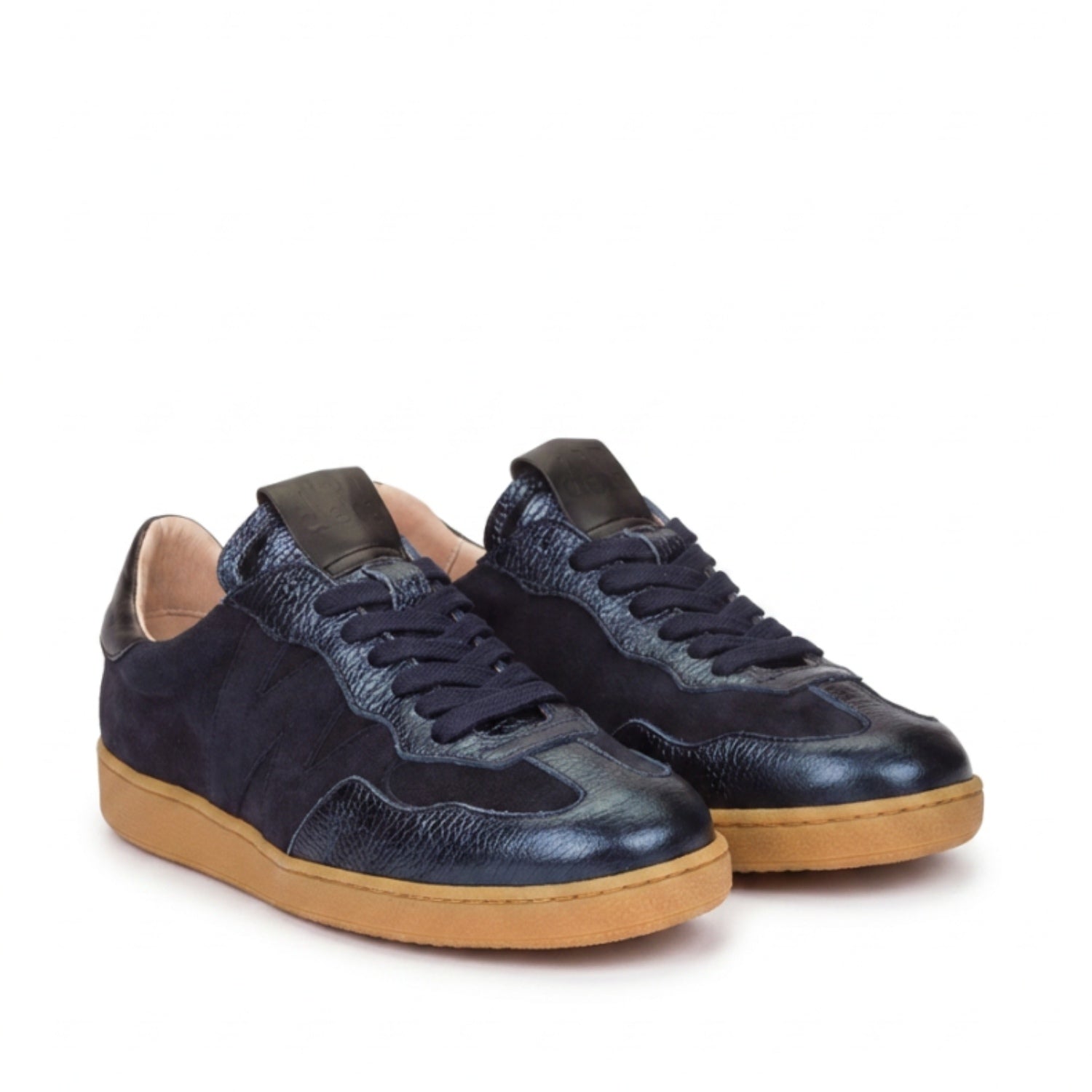 Sneakersy Wonders – granatowe, trampki, zamszowe - widok pod kątem