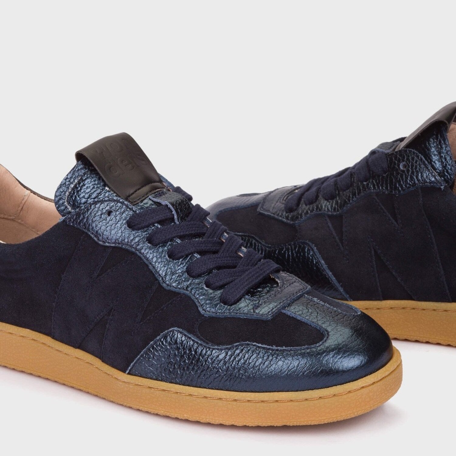 Sneakersy Wonders – granatowe, trampki, zamszowe - zbliżenie