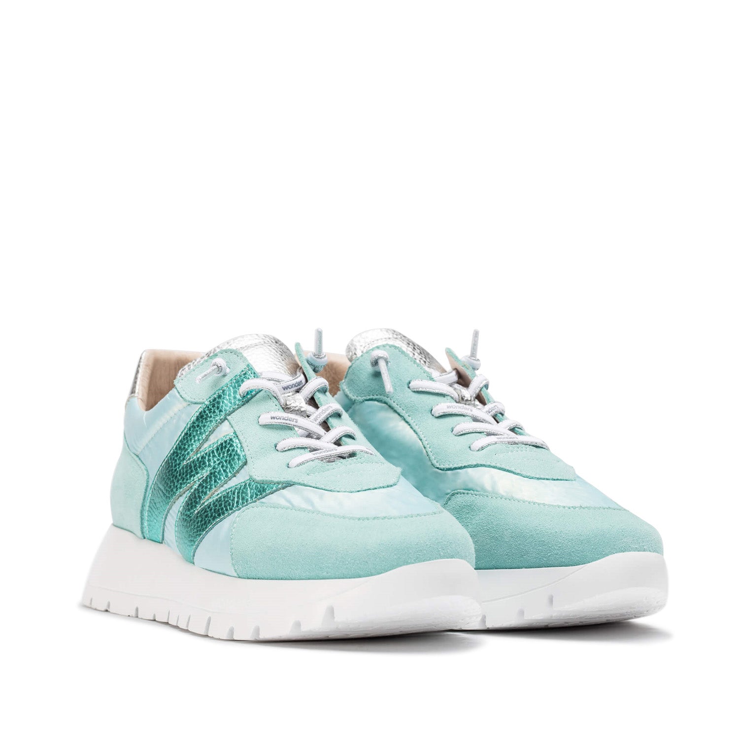 Skórzane sneakersy Wonders w odcieniach mięty i turkusu, sfotografowane pod kątem, z charakterystycznym logo w formie litery W.