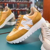 Stylowe sneakersy Wonders ukazane w butiku Buty i Kawa, idealne do miejskich stylizacji i casualowego looku.