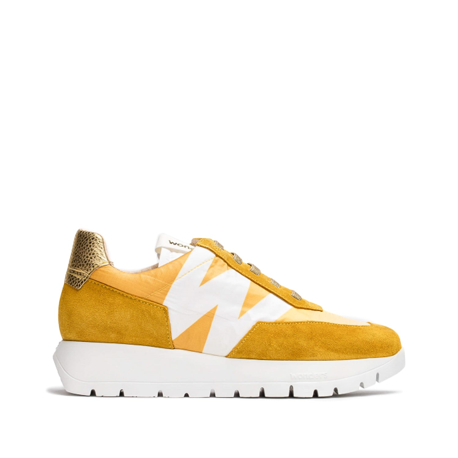 Musztardowe sneakersy Wonders z naturalnego zamszu i nylonu, z białą platformą i charakterystycznym logo W, pokazane z profilu.