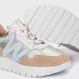 Sportowe sneakersy Wonders ODISEI w beżowej i srebrnej kolorystyce ze skóry naturalnej - zbliżenie.