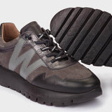 Sneakersy Wonders – szare, skórzane, na platformie - zbliżenie