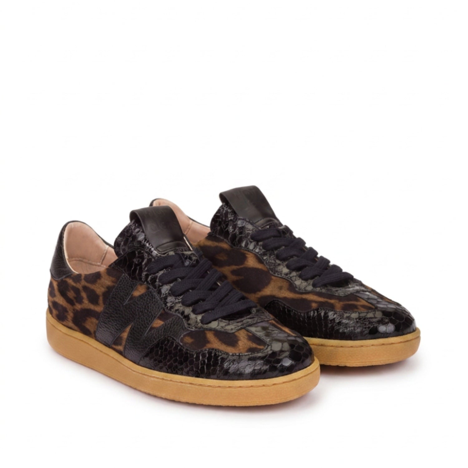 Sneakersy Wonders – trampki, czarne, panterka - widok pod kątem