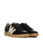 Czarne skórzane sneakersy Wonders NUBIA w stylu retro tampek - widok pod kątem.