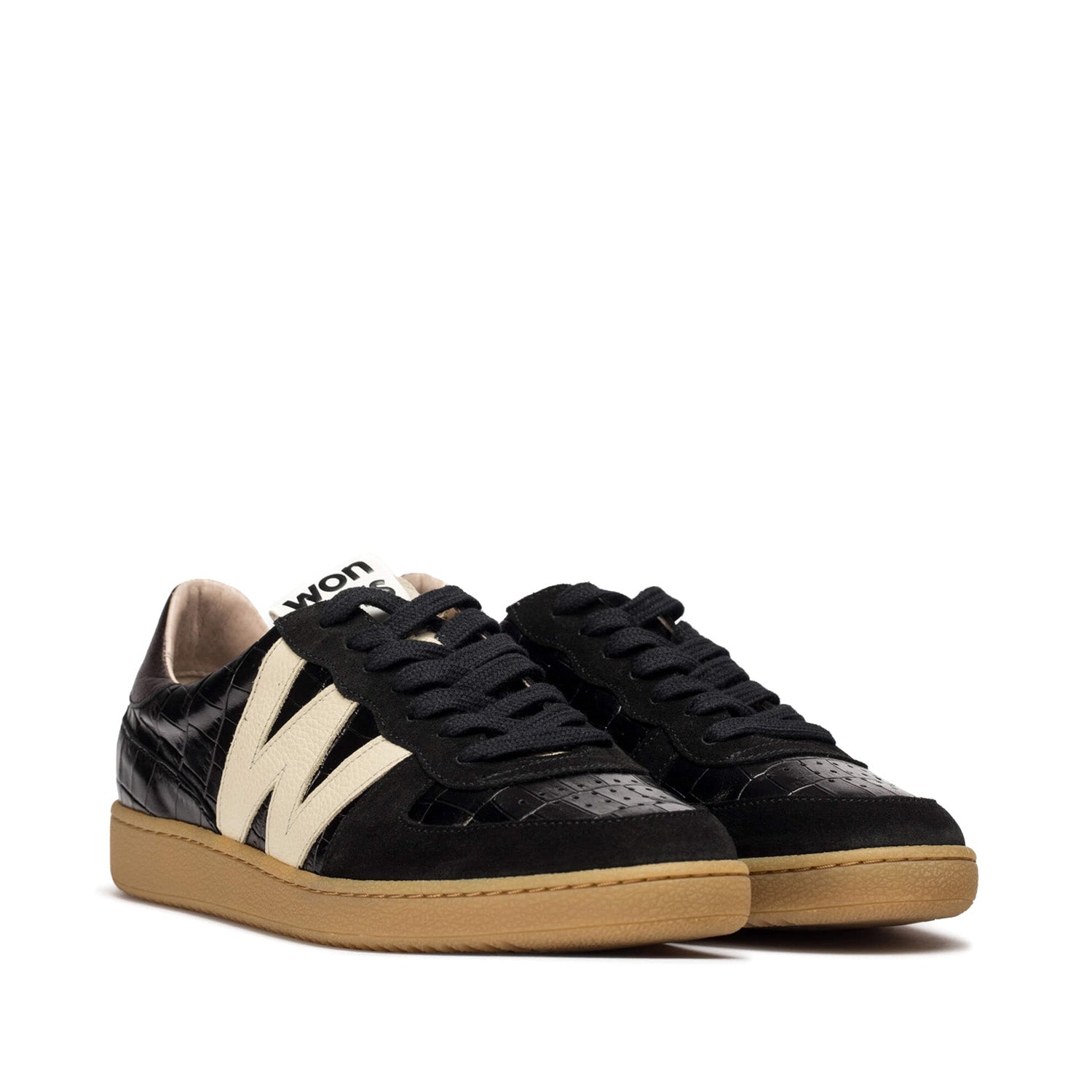Czarne skórzane sneakersy Wonders NUBIA w stylu retro tampek - widok pod kątem.