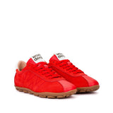 Czerwone sneakersy Wonders, trampki w stylu retro widok pod kątem.