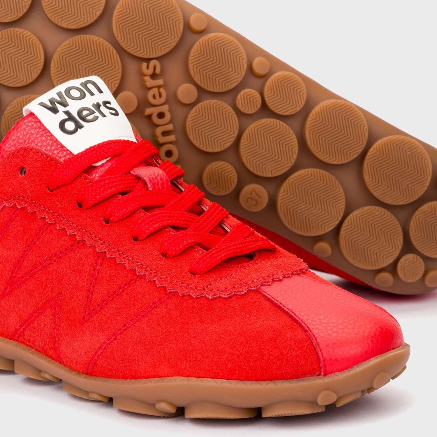 Czerwone sneakersy Wonders, trampki w stylu retro widok zbliżenie na cholewkę.
