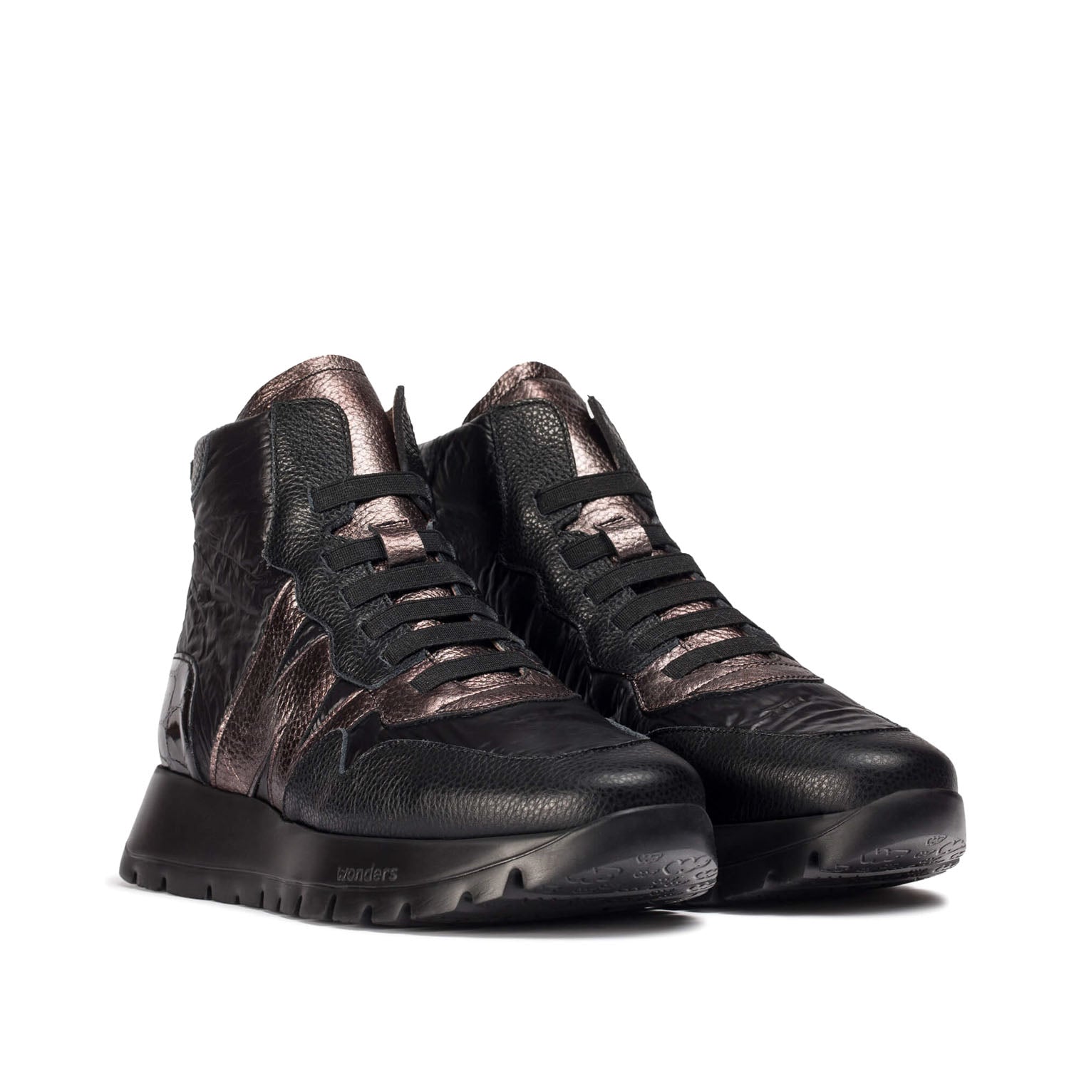 Wiosenne sneakersy Wonders – za kostkę, damskie, skóra naturalna, widok pod kątem na wysoką cholewkę w kolorach czerni i metalicznego różu z czarnymi sznurowadłami.