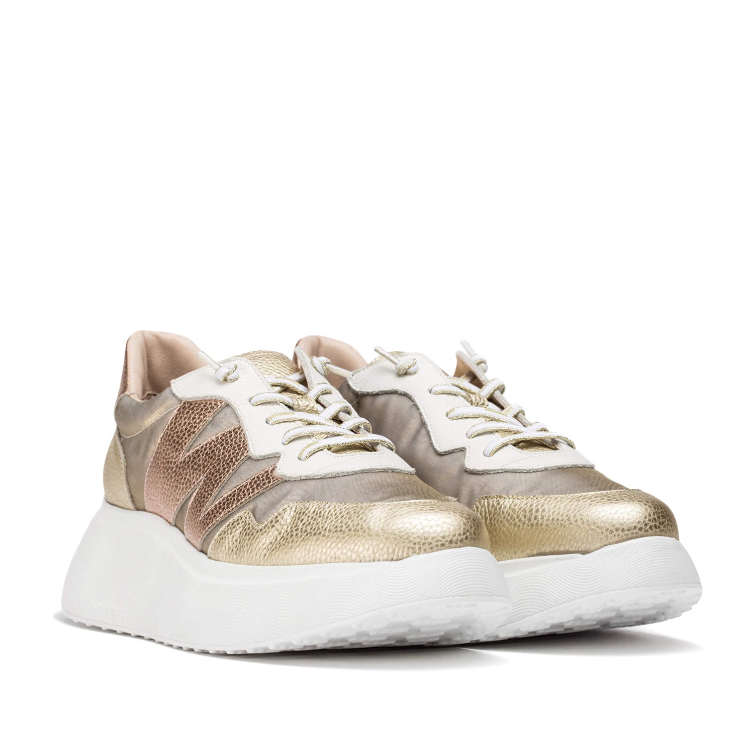 Sneakersy Wonders – złote, skórzane, na platformie ujęte pod kątem, z detalami cholewki i charakterystyczną wysoką podeszwą.