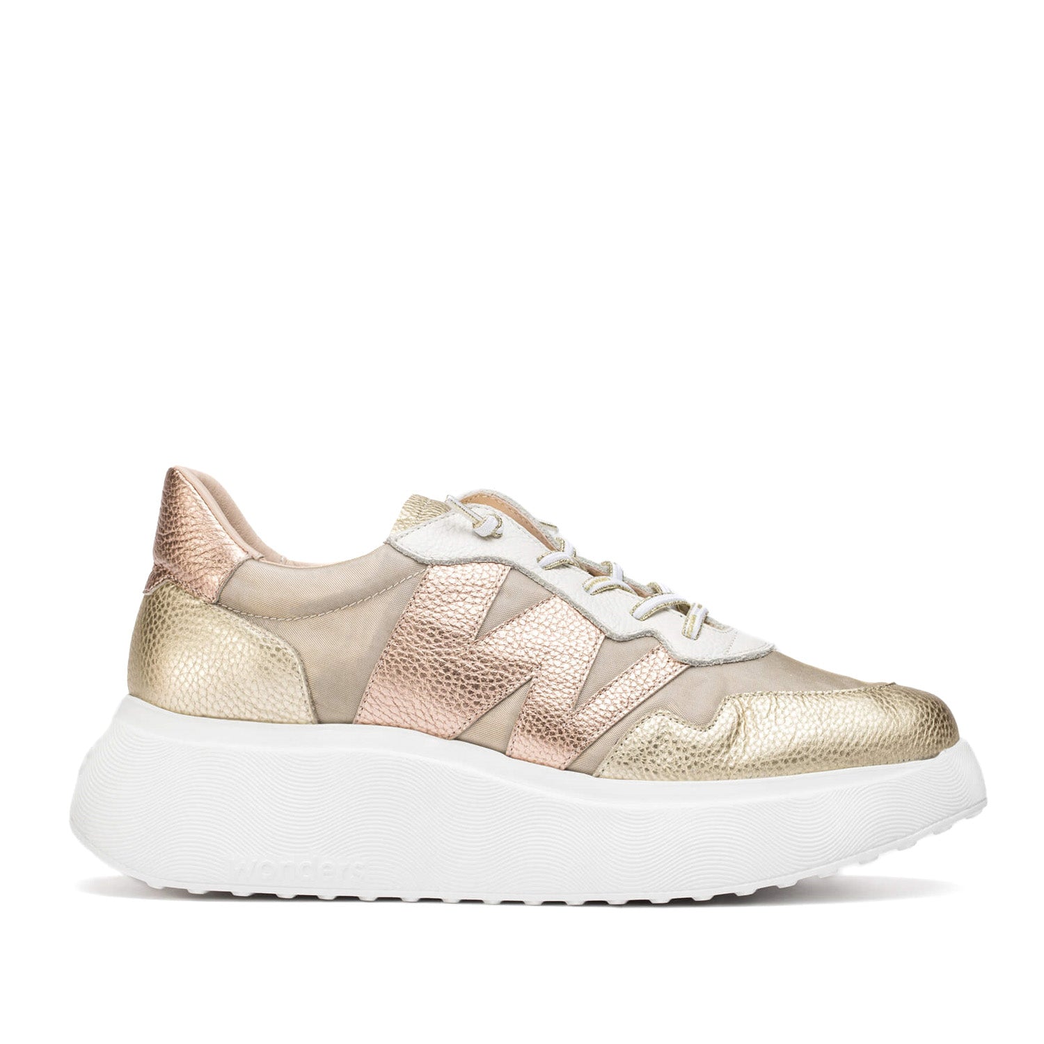 Sneakersy Wonders – złote, skórzane, na platformie pokazane z boku, z wyraźnie widoczną fakturą skóry i kontrastową białą podeszwą.