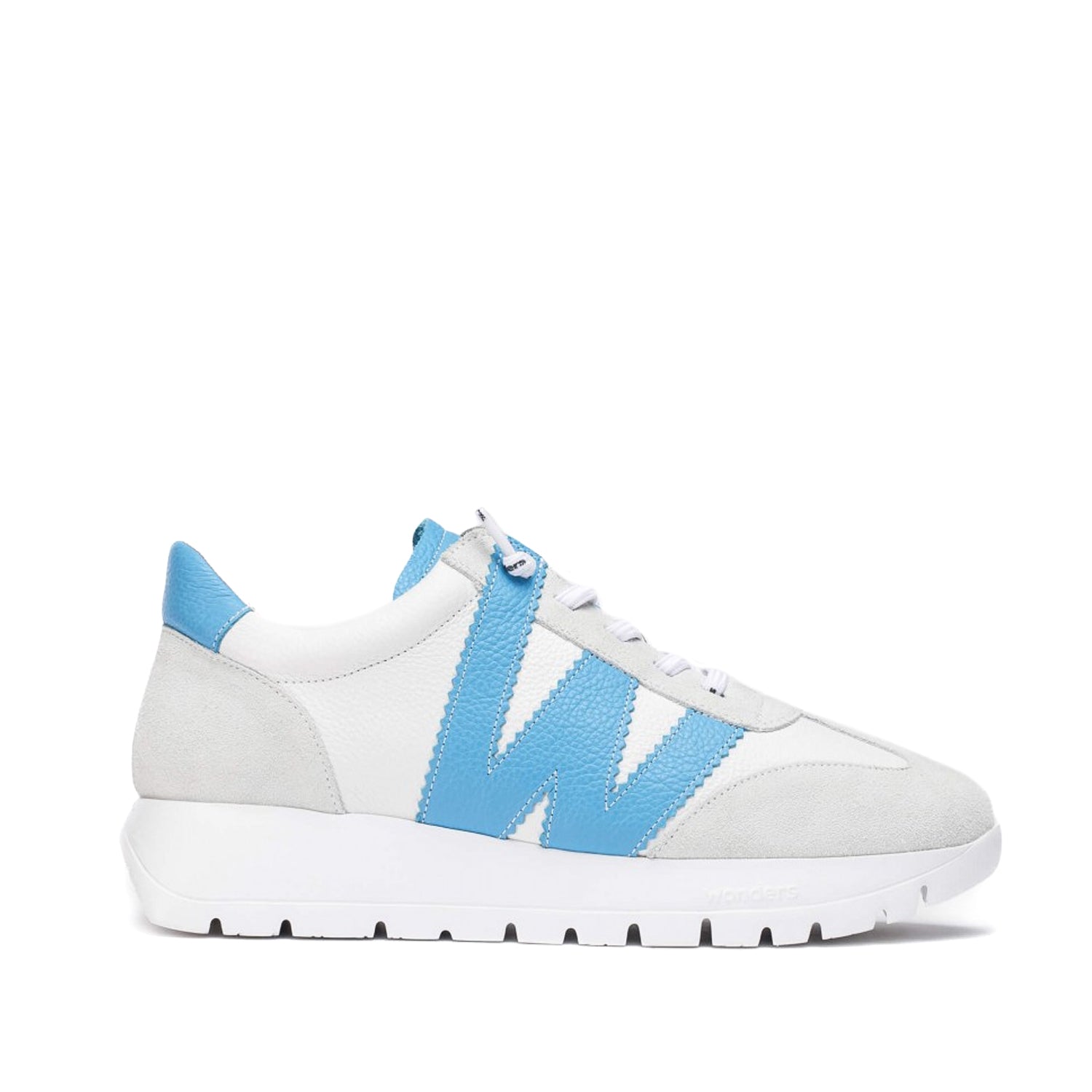 Sneakersy Wonders z boku – biało-szare skórzane buty z błękitnym znakiem W i wygodną sportową podeszwą