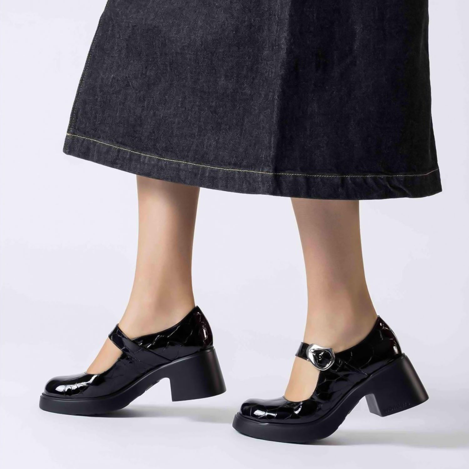 Mary Janes ROSA noszone z czarną spódnicą jeansową, podkreślające ich elegancki i uniwersalny styl.