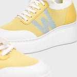 Detal żółtych sneakersów Wonders z technologią WondersFly™ i logotypem.
